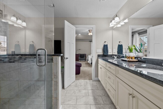 Building Photo - Modern comfort Beach living