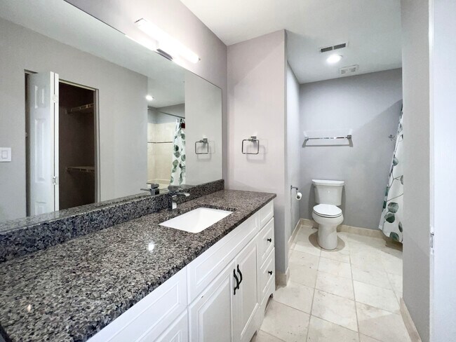 Building Photo - 221 New Kent Pl