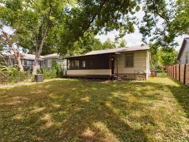 Building Photo - 713 Harris Ave