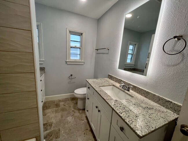 Building Photo - 819 San Antonio Ave