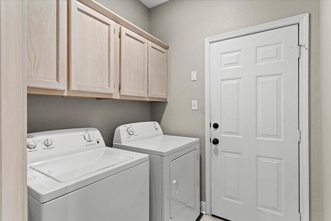 Building Photo - 11027 Oakcrest Dr