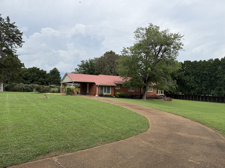 Building Photo - 7105 Whitesburg Dr SE