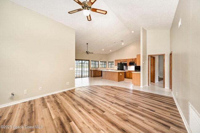 Building Photo - 441 Crystal Lake Dr