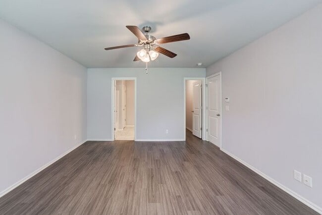 Building Photo - Cutest 3/2/2 Craftsman Style Home!