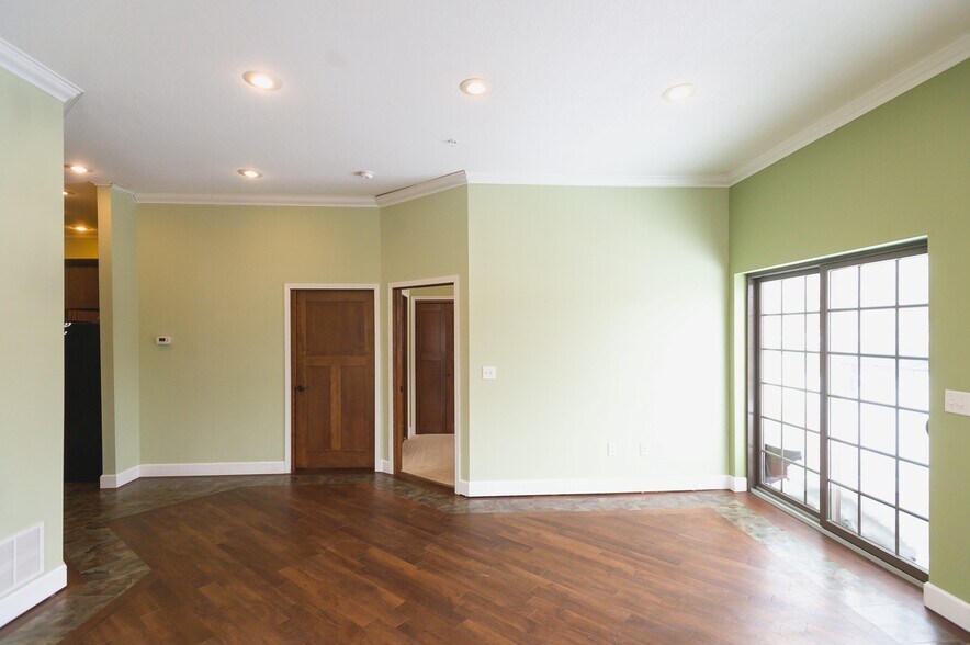 Building Photo - 208 E Montezuma Ave