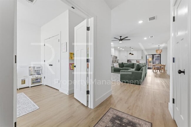 Building Photo - 129 Seattle Slew Dr