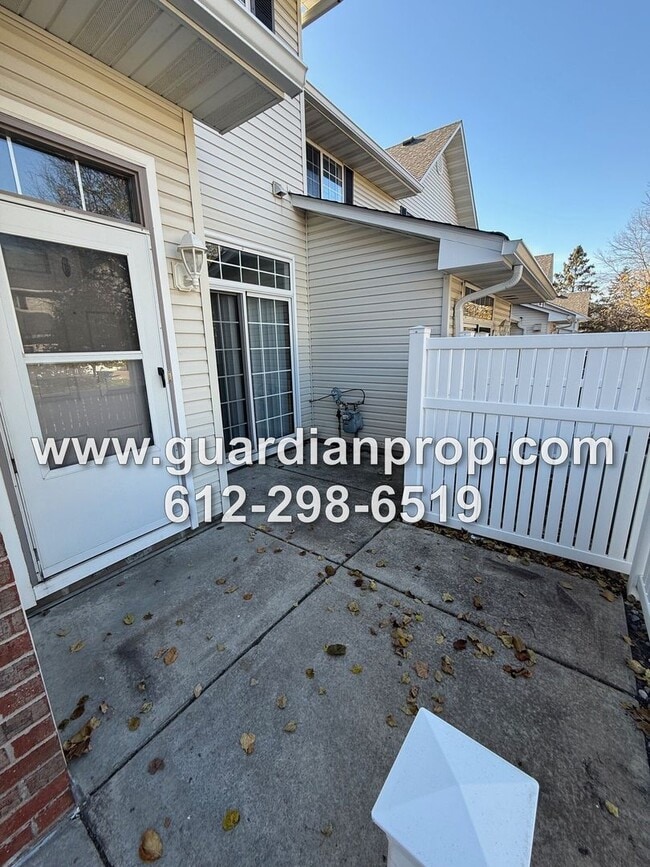 Building Photo - Woodbury Townhouse Available Now, Updated Bath, Open Floor Plan, Loft Area, Fireplace, Attached G...