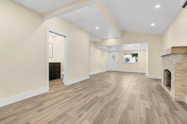 Building Photo - 710 S Pine St