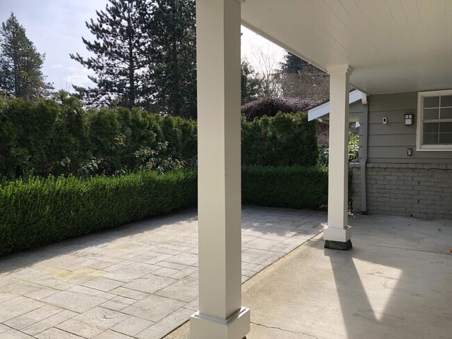 Building Photo - Elegant and Luxury home in Medina, 5 bedro...