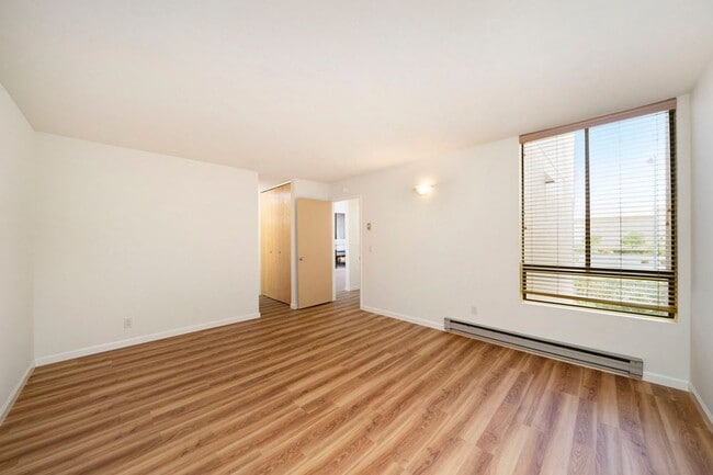 Building Photo - 2101 Shore Line Dr