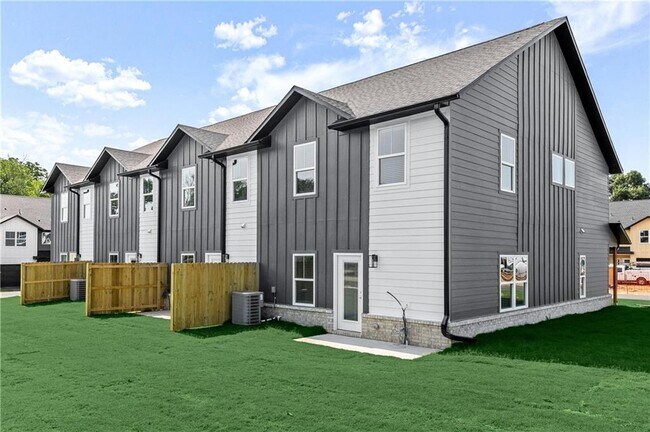 Building Photo - 547 W Pickens Rd