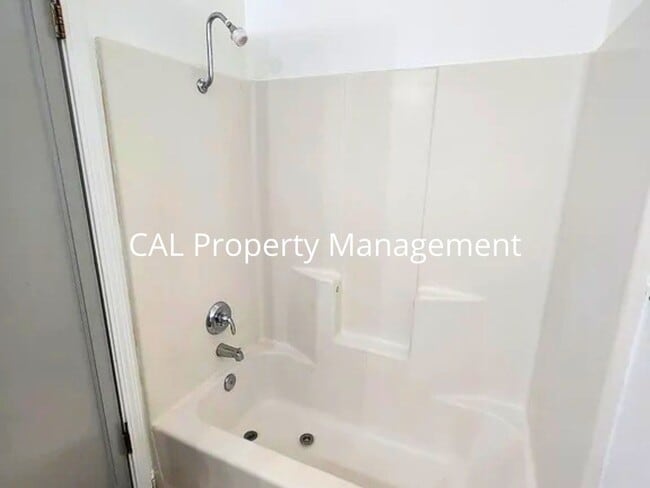 Building Photo - Cozy 1-Bedroom Apartment with Fireplace