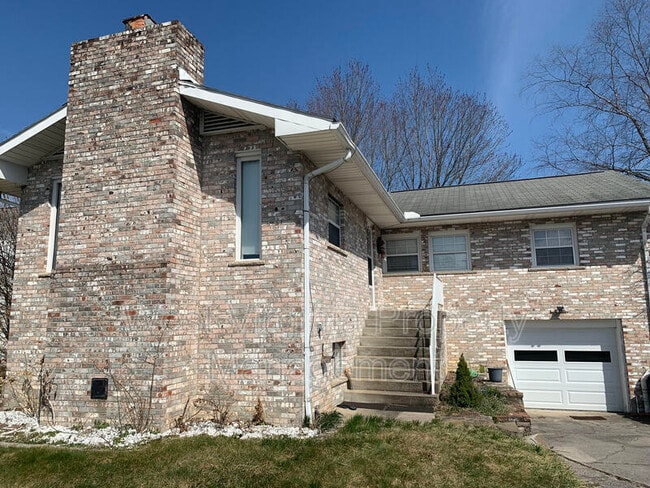 Building Photo - 126 Mankin Ave