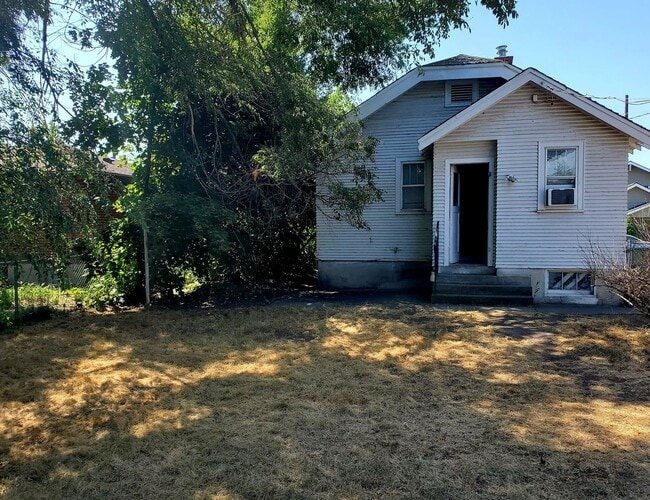 Building Photo - Charming 2BR/3BA Bungalow - Nevada-Lidgerw...