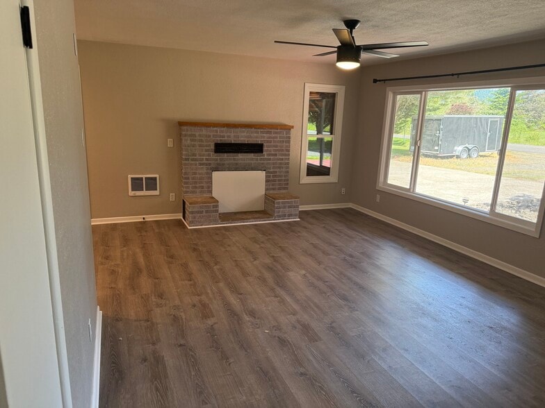 Building Photo - 406 Hillview Dr
