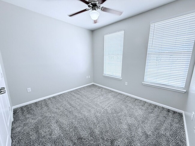 Building Photo - 4BD/4BA FURNISHED ROWANDALE UNIT