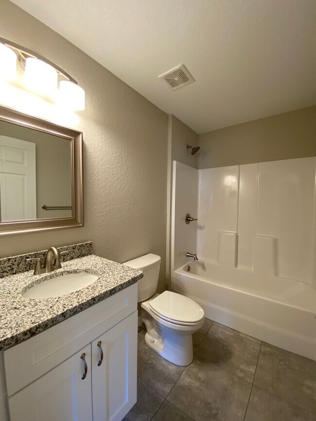 Building Photo - Desirable SW Ocala Neighborhood 3/2/2 *WON'T LAST*