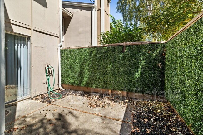 Building Photo - 433 Garden Creek Pl
