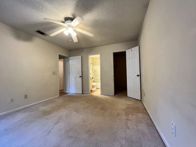 Building Photo - AVAILABLE LATE MARCH 2026! (No Pets)