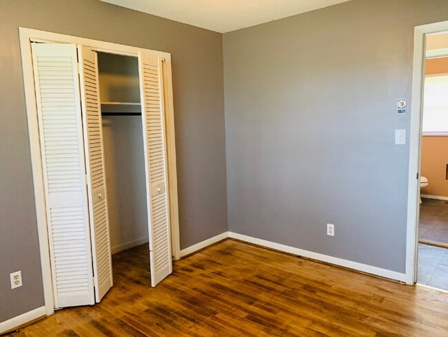 Building Photo - CUTE 3 BR, 1 BA BRICK HOME IN CONVENIENT MT OLIVE LOCATION