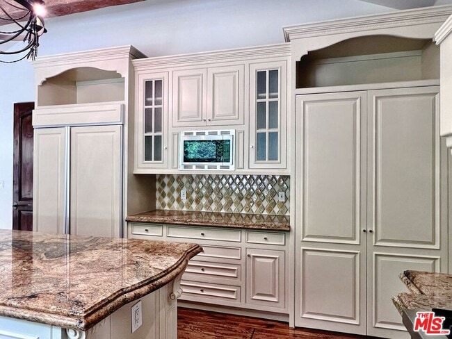 Building Photo - 9530 Hidden Valley Rd