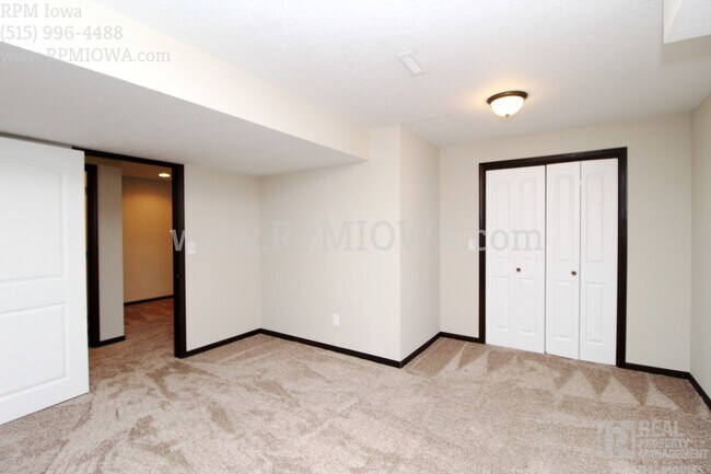 Building Photo - OVER 2000 SQ FT!!   5 Bedroom, 3.5 Bath Home in Urbandale