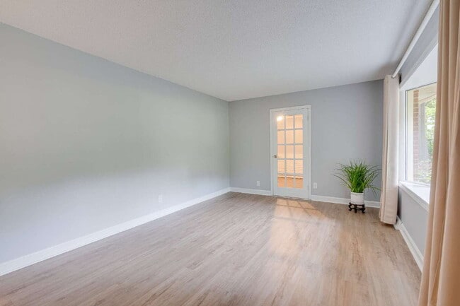 Building Photo - Spacious 3-Bed Ranch Living in Hillsborough