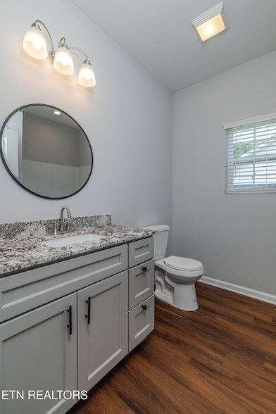 Building Photo - 619 Midlake Dr NE