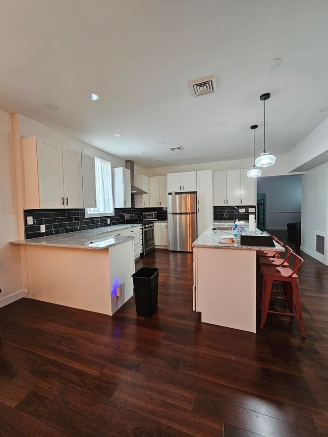 Building Photo - 629 Locust St