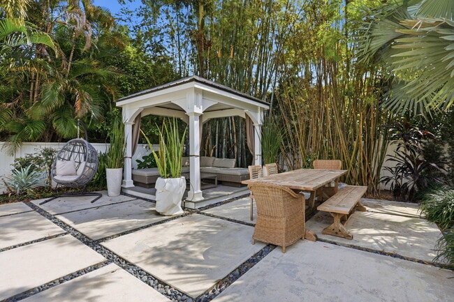 Building Photo - 309 NE 8th Ave