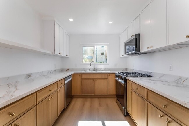 Building Photo - 713 New Depot St