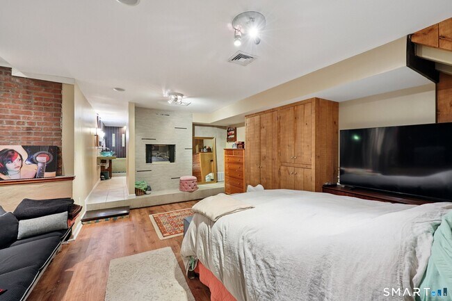 Building Photo - 591 Orange St