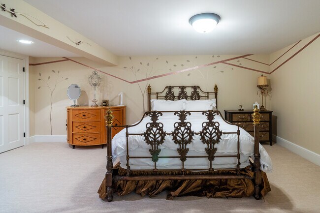 Building Photo - 3 Barclay Sq