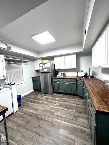 Butler’s Pantry with 2nd fridge and 2nd w/d - 118 Wofford Rd