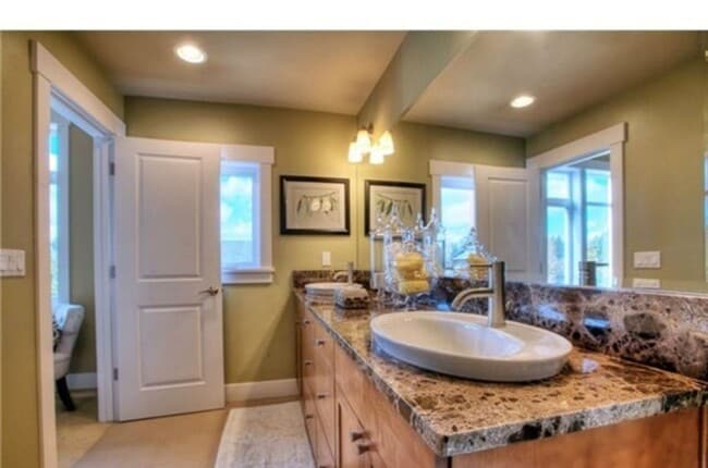 Building Photo - Spacious 4 bed Townhome in Central locatio...
