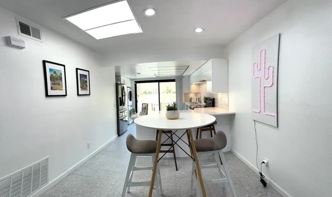 Building Photo - 2303 Los Patos Dr