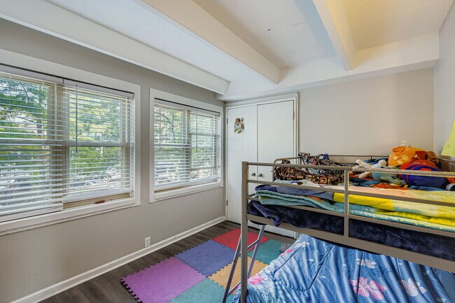 Building Photo - 2142 W Rosemont Ave