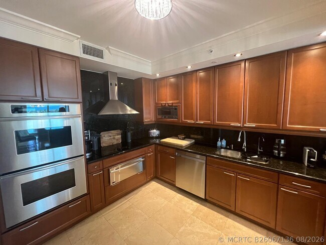 Building Photo - 20201 E Country Club Dr