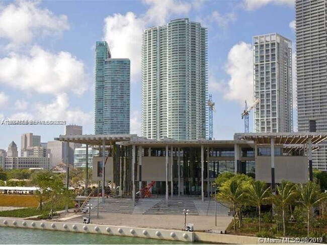 Building Photo - 1060 Brickell Ave