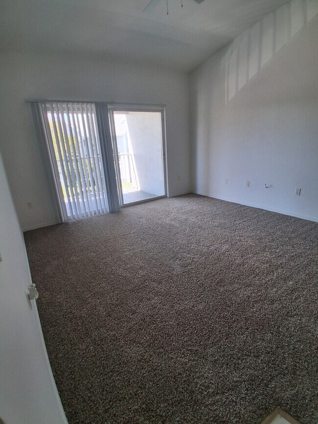 Building Photo - Cozi, breezy condo unit.