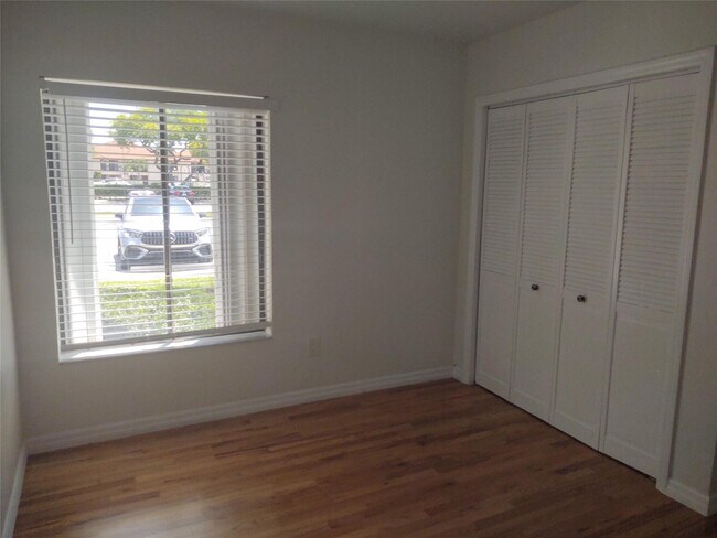 Building Photo - 301 Club Cir