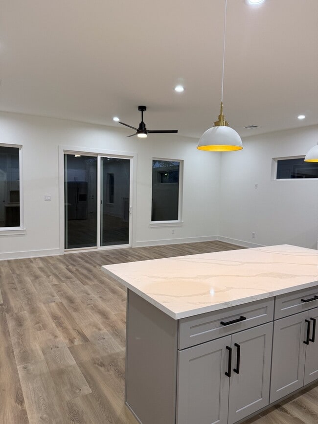 Building Photo - 9005 Comal St