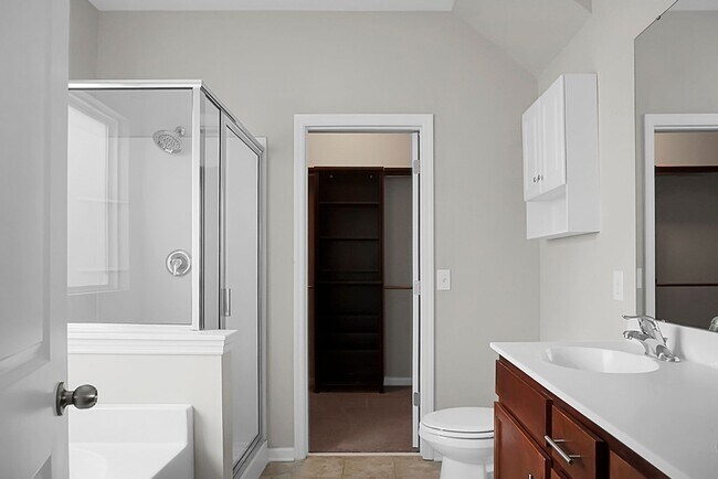 Building Photo - 3 bedrooms, 2.5 bathrooms  2-car garage in...