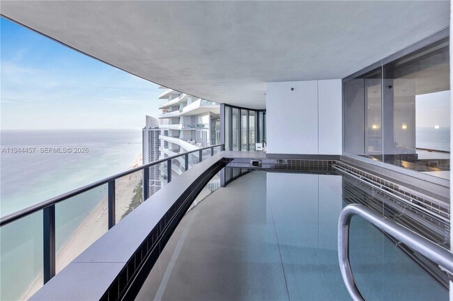 Building Photo - 18555 Collins Ave