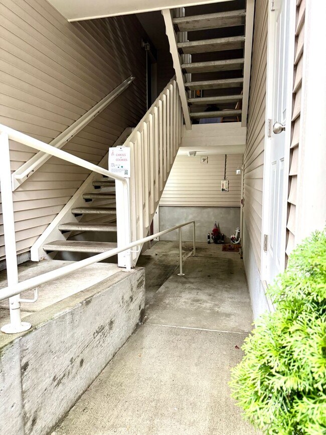 Building Photo - In town Kingston, walking distance to the Seattle and Edmonds ferry, main floor condo