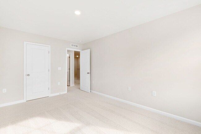 Building Photo - Move-In Ready 4-Bedroom Townhome in Rosedale!