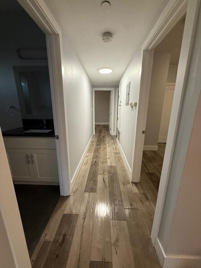 Building Photo - 85(221)