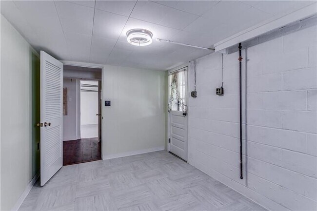 Building Photo - Beautiful 3 Bed / 1.5 Bath with Garage and Large Yard - Available May!!