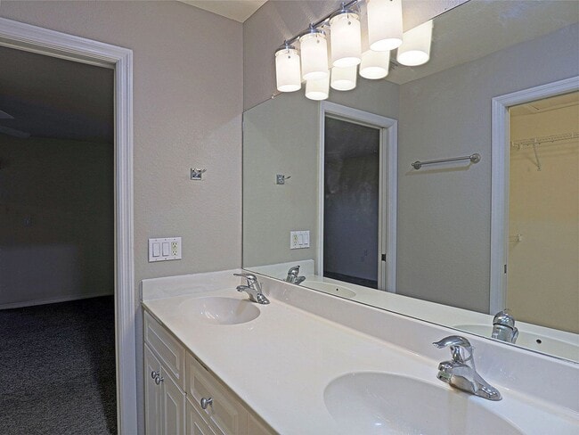 Building Photo - 5264 Cedarbend Dr