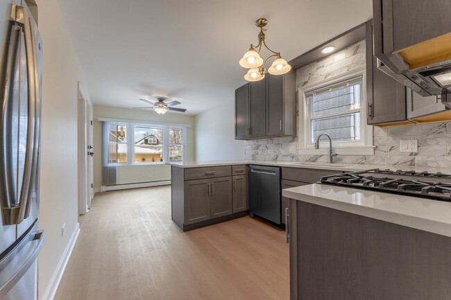 Building Photo - 6031 W Addison St